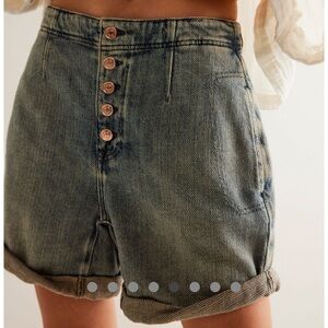 NWT FREE PEOPLE OSAKA denim shorts. Size 31.